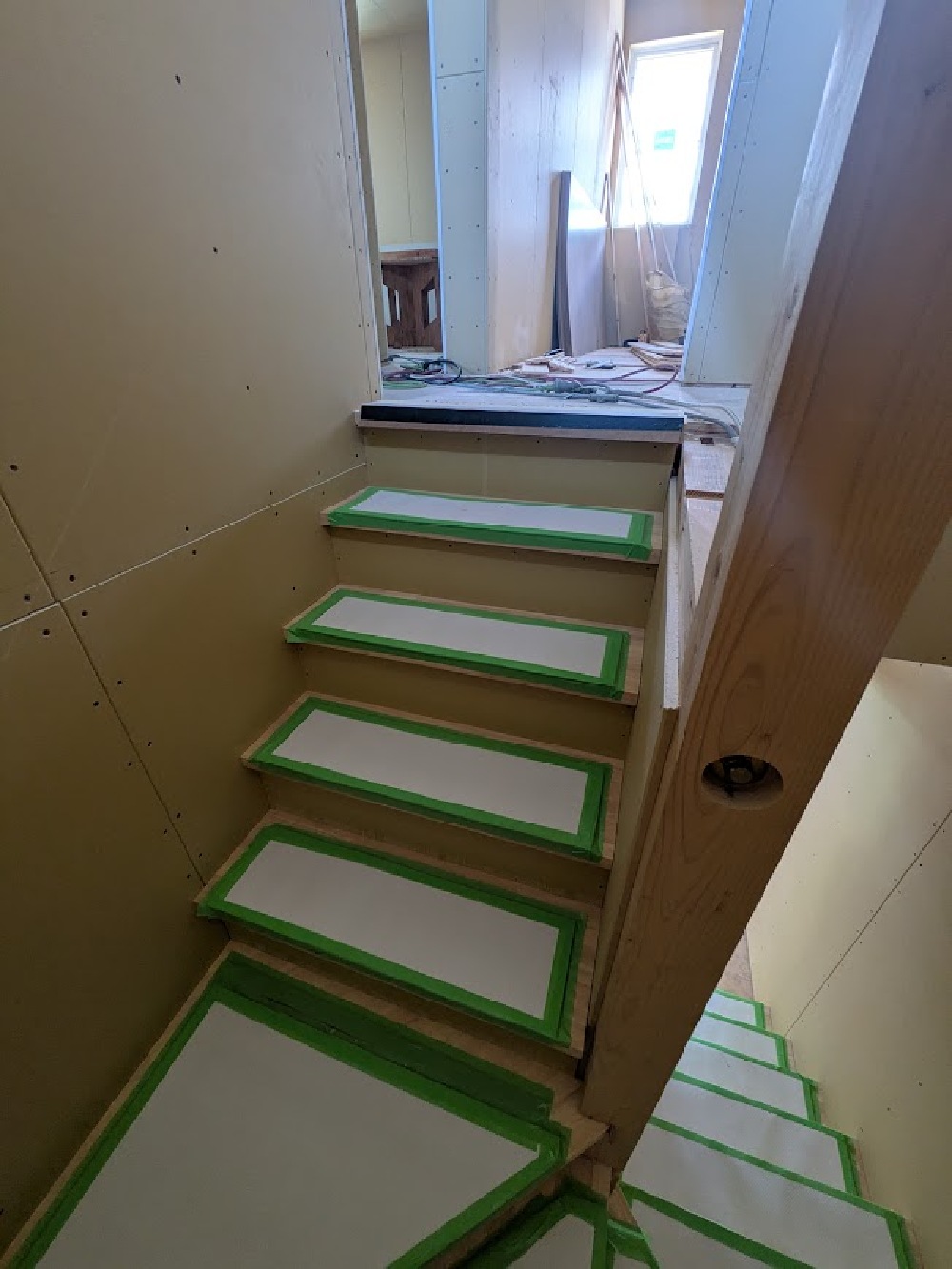 階段まわりの仕上げ準備が進んでいます