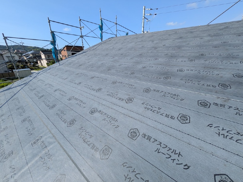 屋根の防水処理を丁寧に進めています