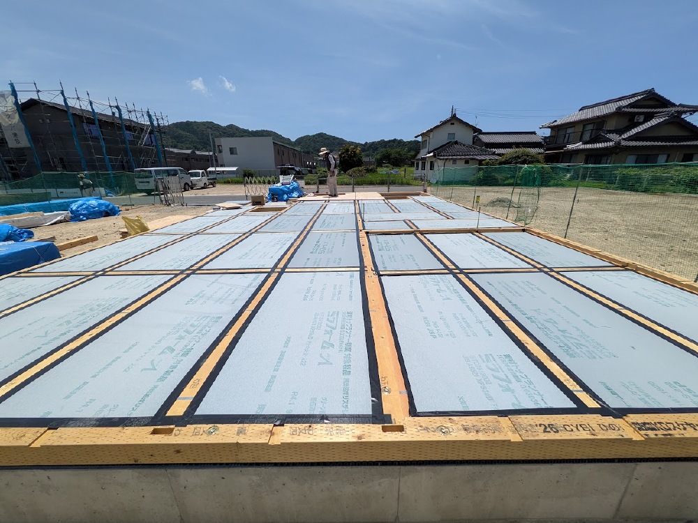 床断熱の施工中です